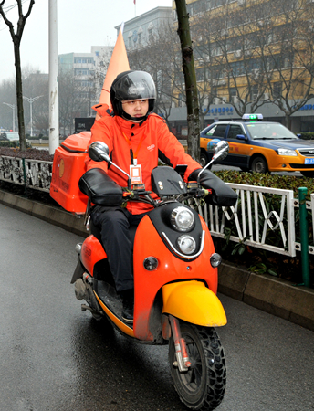華億樂購配送員進行配送工作