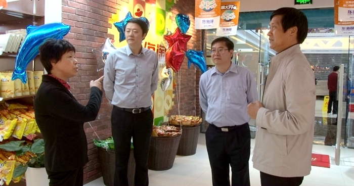 胡錫萍副市長一行蒞臨華億樂海淘綜保區直銷中心店考察