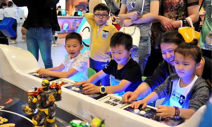 小朋友專注游戲