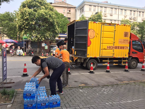 華億樂購員工搬運礦泉水
