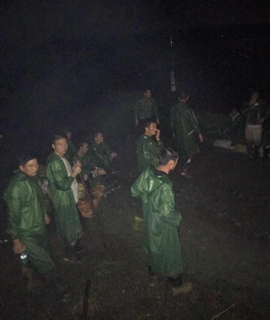 黃黑妹和救援團隊深夜冒雨救災