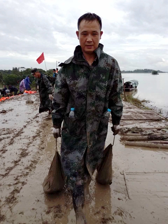 朱萬龍運送沙袋