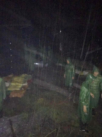黃黑妹和救援團隊深夜冒雨救災