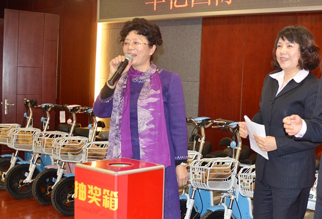 華億國際副總經(jīng)理章國琴抽取幸運獲獎員工名單