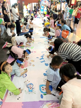 小朋友們認(rèn)真繪畫