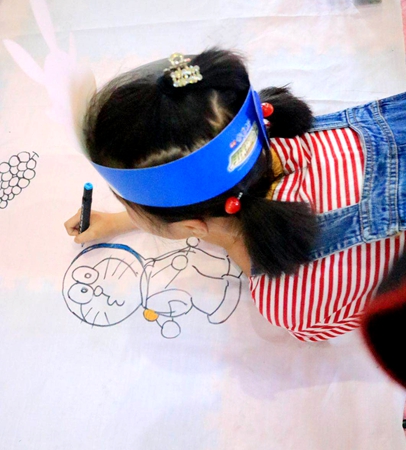 小朋友認(rèn)真繪畫