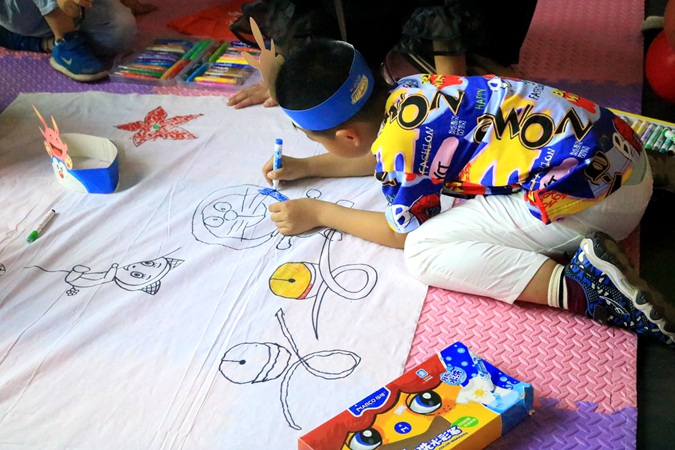 小朋友認(rèn)真繪畫