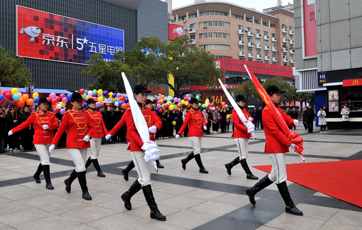 華億女子升旗隊進行新年升旗