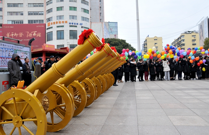 金色禮炮一字排開