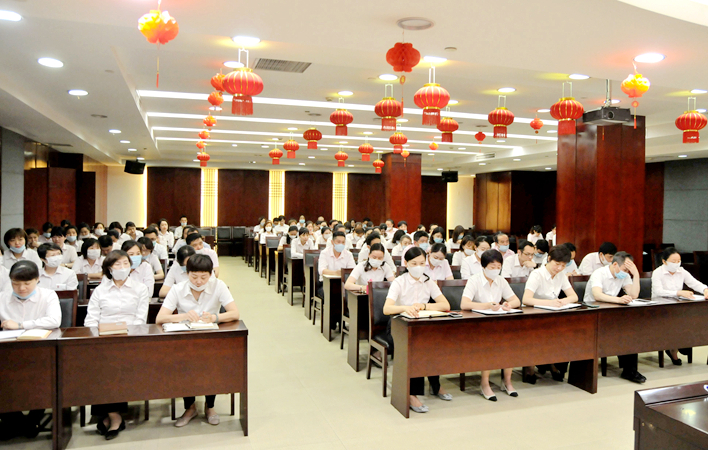 與會(huì)人員認(rèn)真聽(tīng)取會(huì)議精神